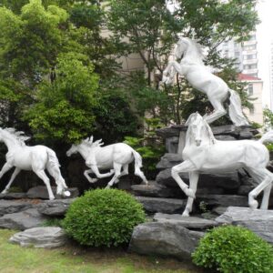tượng ngựa trắng
