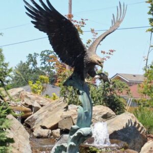 Tượng đại bàng xi măng