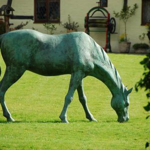 Bức tượng ngựa xi măng