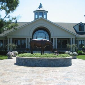 Bức tượng ngựa xi măng