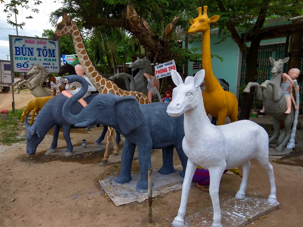 Tượng xi măng Bình Định