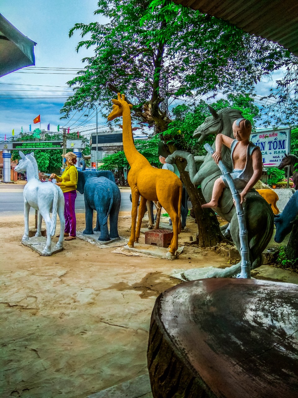 Tượng xi măng Bình Định